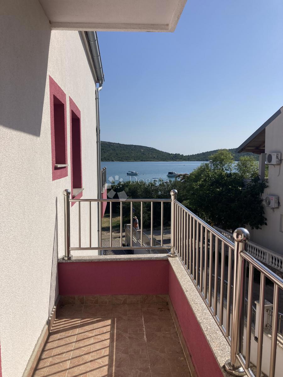 PRILOŽNOST - APARTMAJSKA HIŠA V PIROVCU, 1. VRSTA DO MORJA