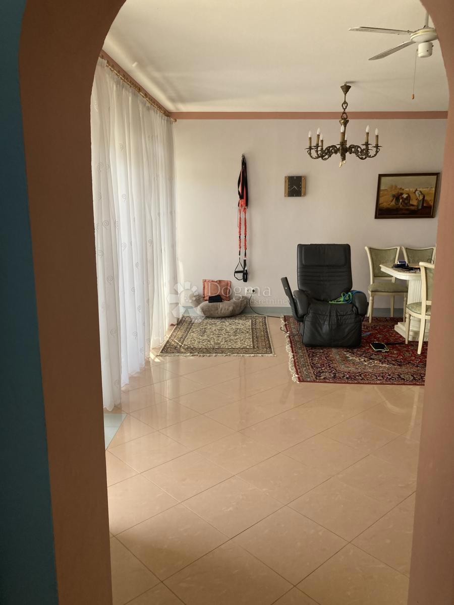 PRILOŽNOST - APARTMAJSKA HIŠA V PIROVCU, 1. VRSTA DO MORJA