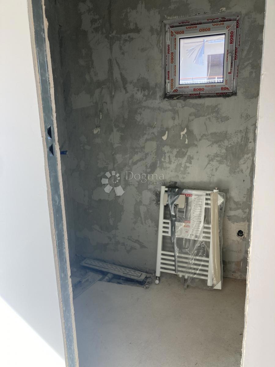 PRILOŽNOST - APARTMAJSKA HIŠA V PIROVCU, 1. VRSTA DO MORJA