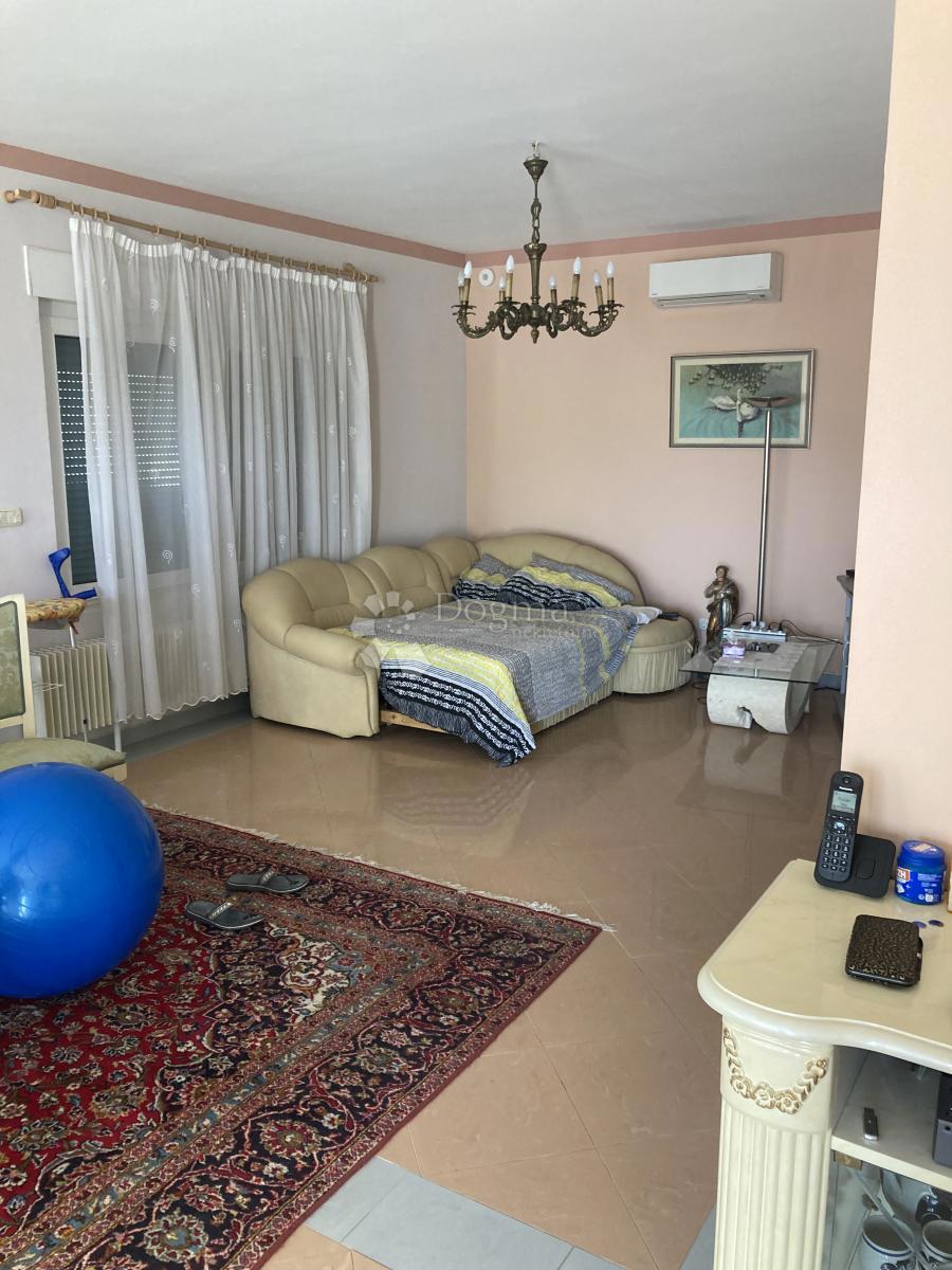 PRILOŽNOST - APARTMAJSKA HIŠA V PIROVCU, 1. VRSTA DO MORJA