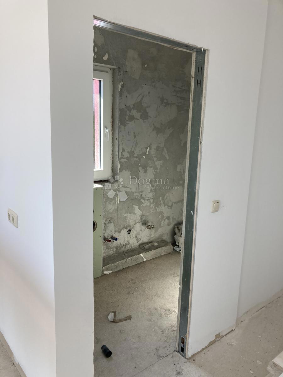 PRILOŽNOST - APARTMAJSKA HIŠA V PIROVCU, 1. VRSTA DO MORJA