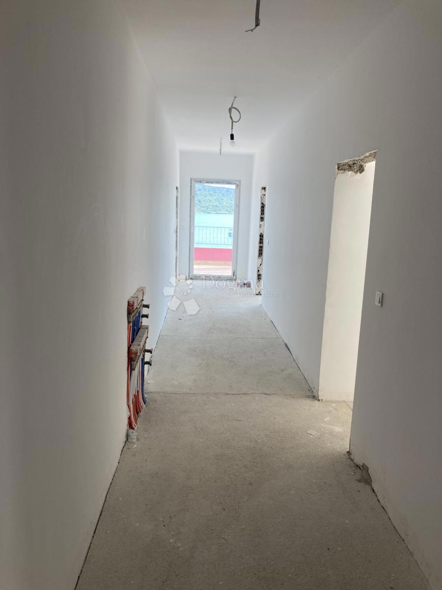 PRILOŽNOST - APARTMAJSKA HIŠA V PIROVCU, 1. VRSTA DO MORJA