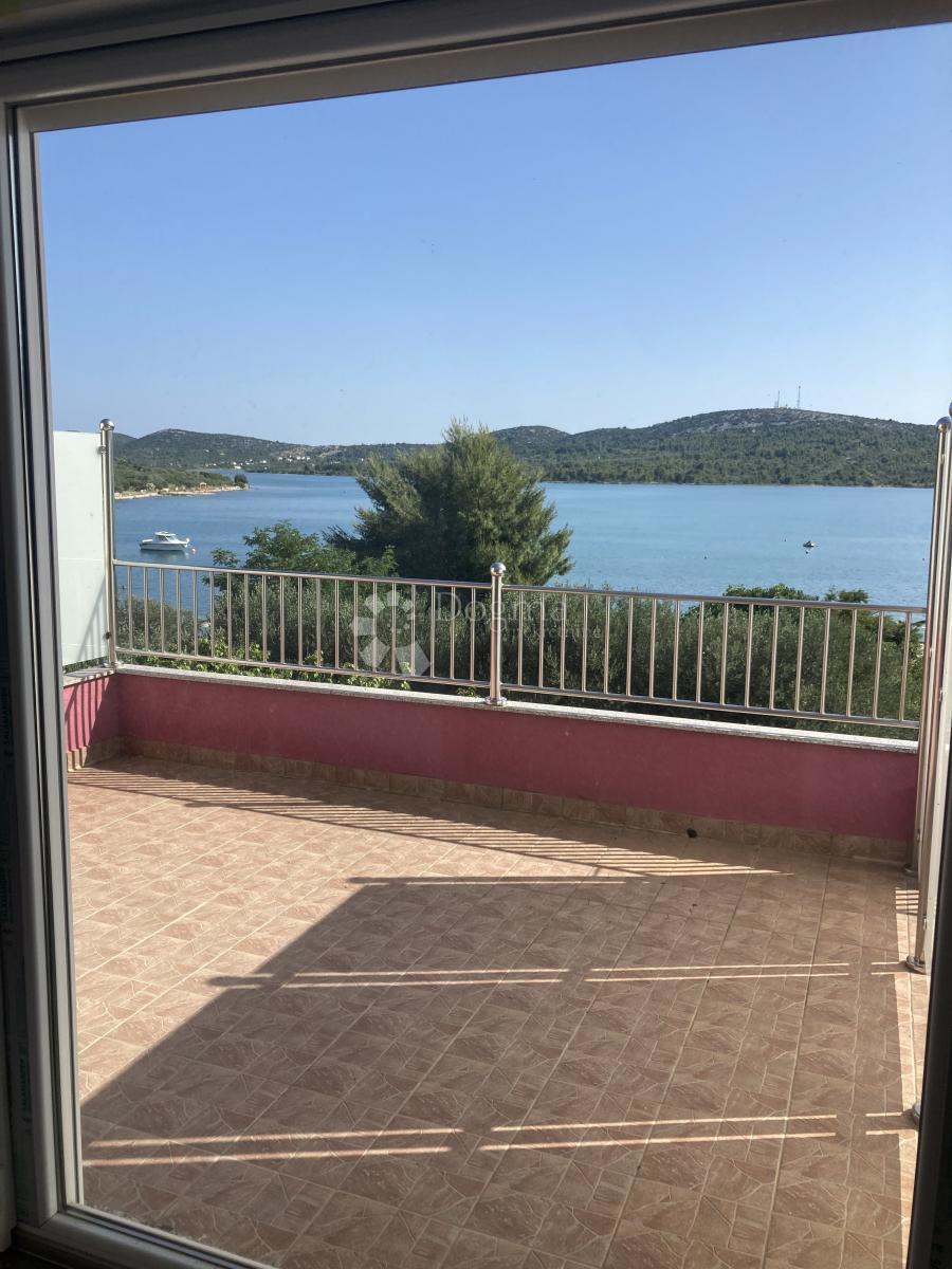 PRILOŽNOST - APARTMAJSKA HIŠA V PIROVCU, 1. VRSTA DO MORJA