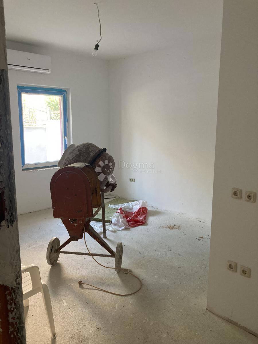 PRILOŽNOST - APARTMAJSKA HIŠA V PIROVCU, 1. VRSTA DO MORJA