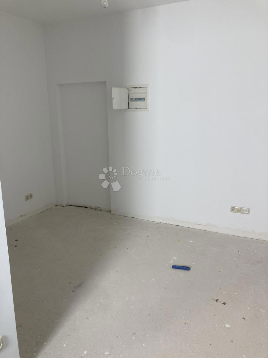 PRILOŽNOST - APARTMAJSKA HIŠA V PIROVCU, 1. VRSTA DO MORJA