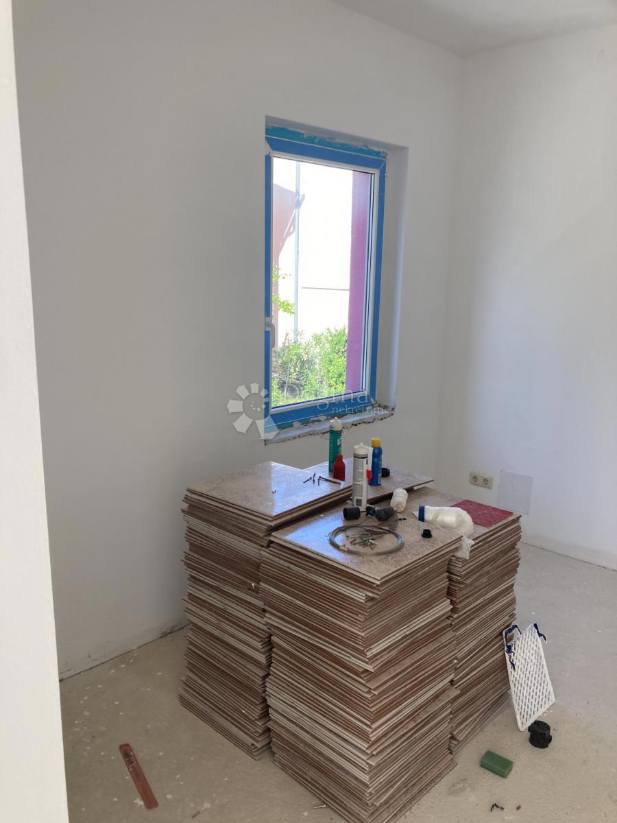 PRILOŽNOST - APARTMAJSKA HIŠA V PIROVCU, 1. VRSTA DO MORJA