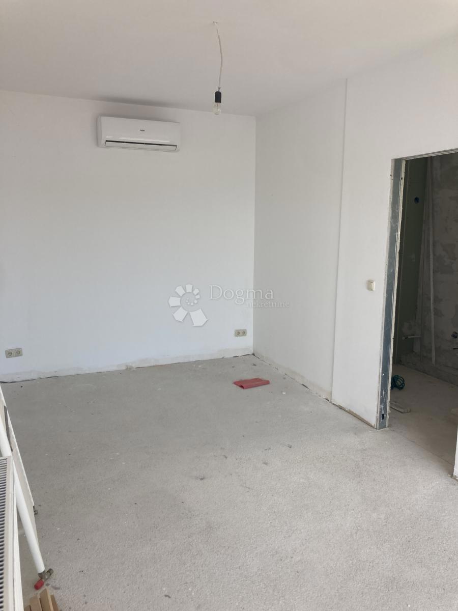 PRILOŽNOST - APARTMAJSKA HIŠA V PIROVCU, 1. VRSTA DO MORJA