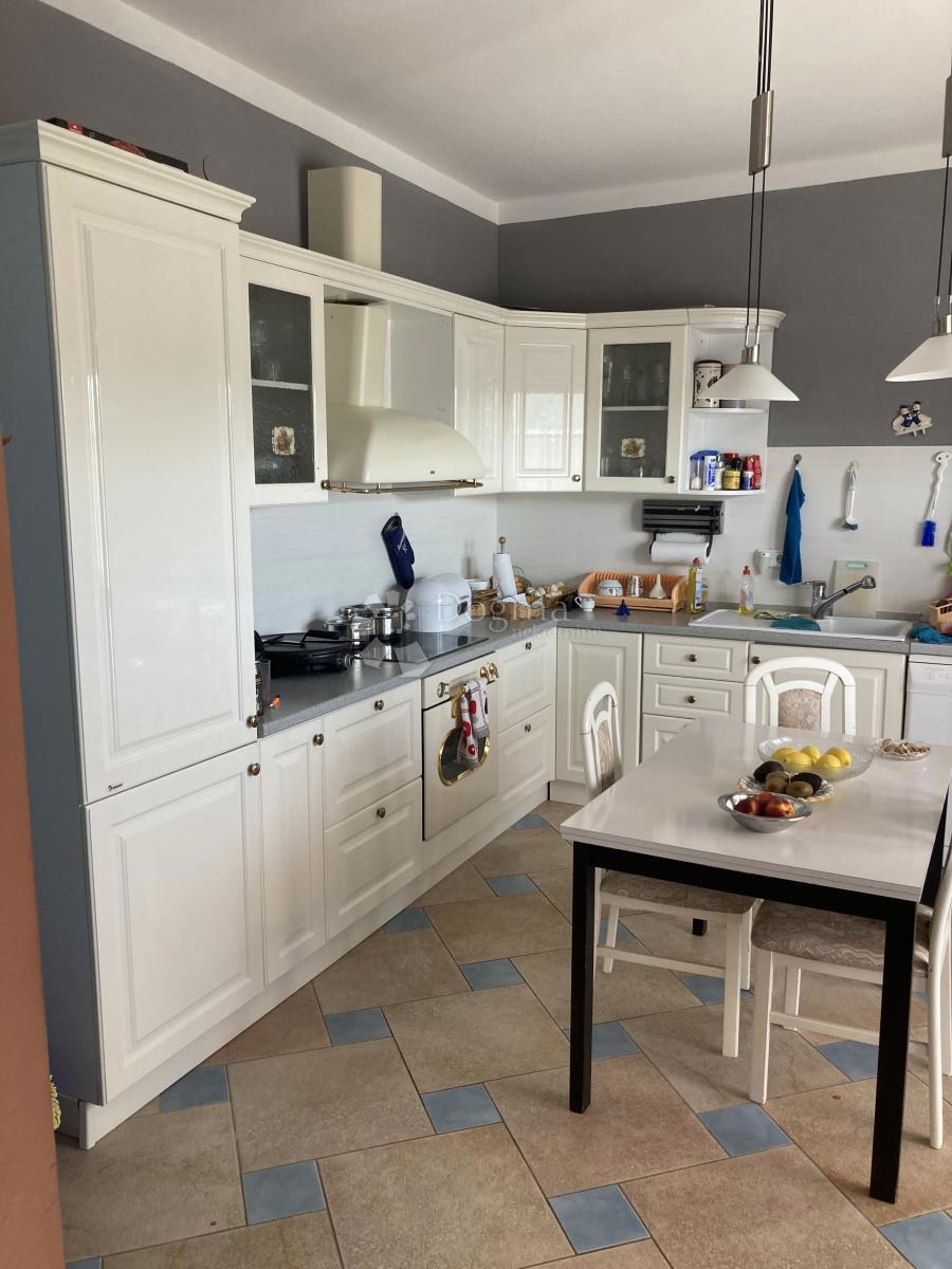 PRILOŽNOST - APARTMAJSKA HIŠA V PIROVCU, 1. VRSTA DO MORJA