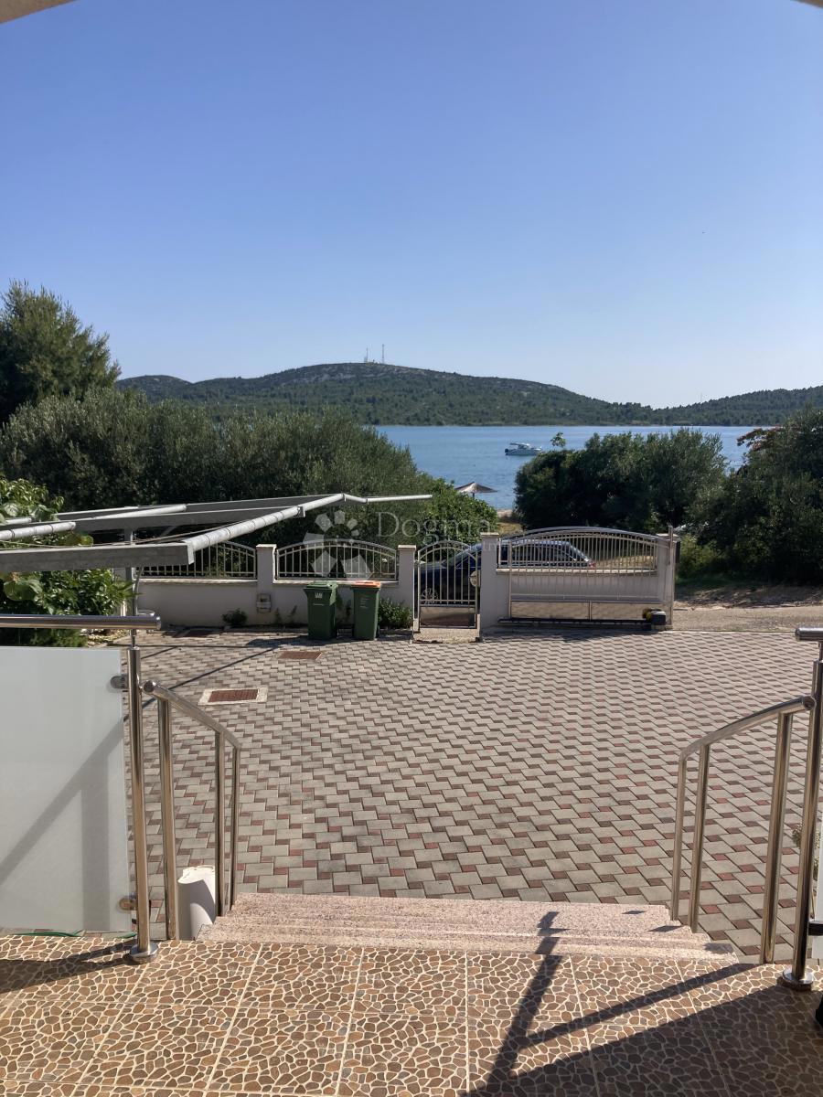 PRILOŽNOST - APARTMAJSKA HIŠA V PIROVCU, 1. VRSTA DO MORJA