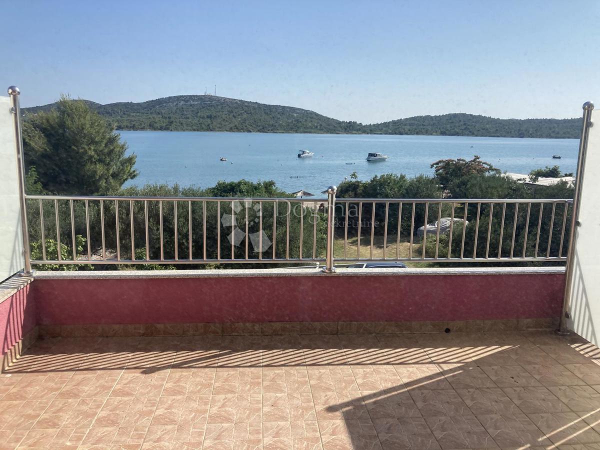 PRILOŽNOST - APARTMAJSKA HIŠA V PIROVCU, 1. VRSTA DO MORJA
