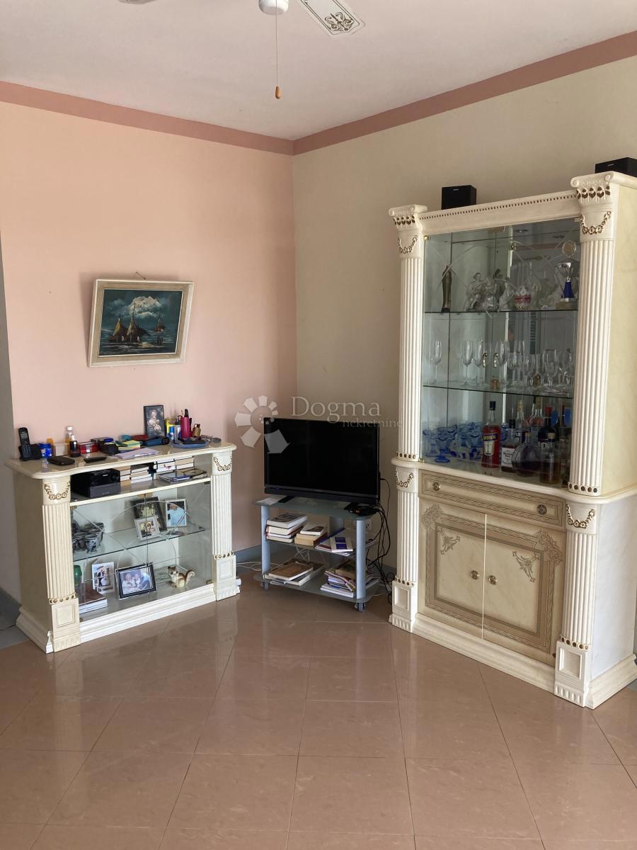 PRILOŽNOST - APARTMAJSKA HIŠA V PIROVCU, 1. VRSTA DO MORJA