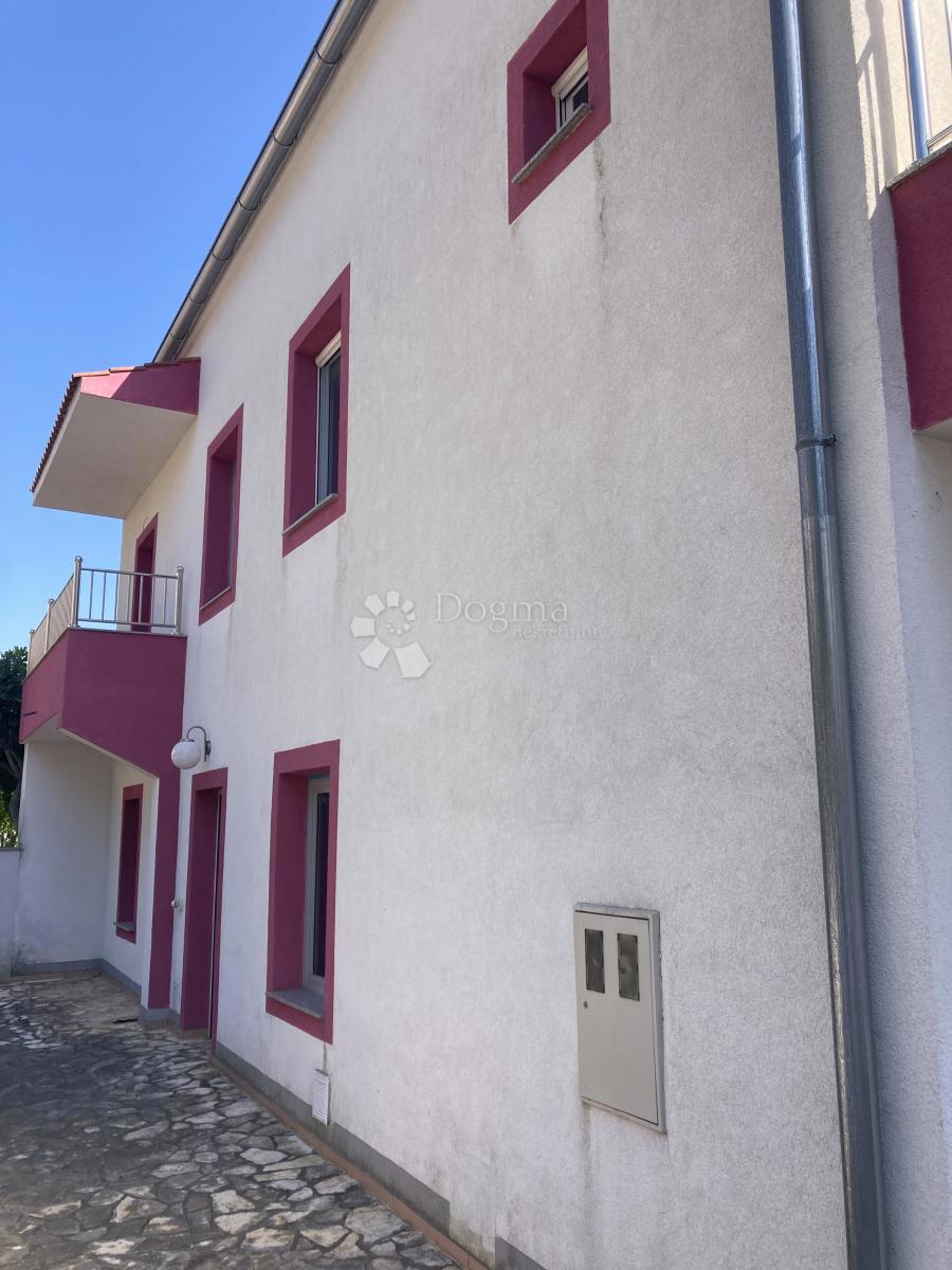PRILOŽNOST - APARTMAJSKA HIŠA V PIROVCU, 1. VRSTA DO MORJA