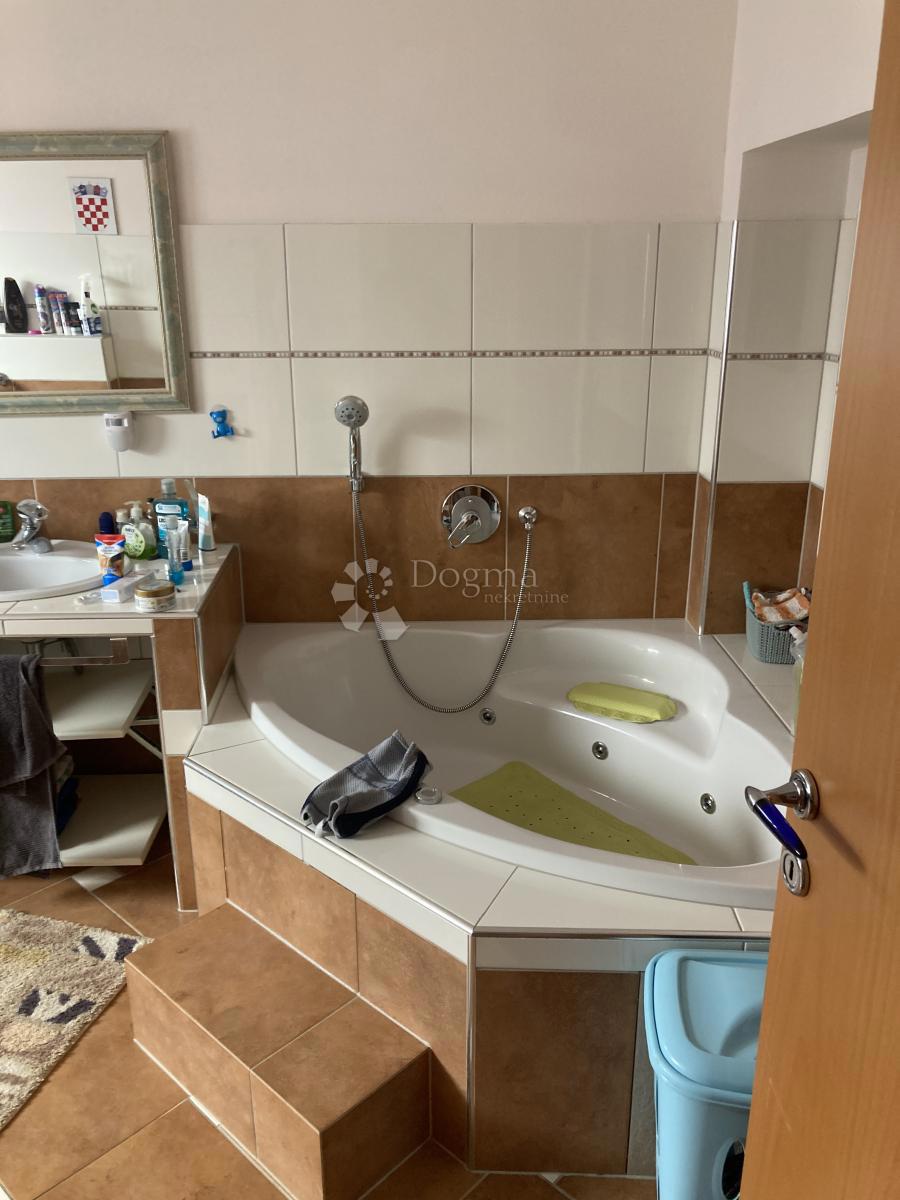PRILOŽNOST - APARTMAJSKA HIŠA V PIROVCU, 1. VRSTA DO MORJA