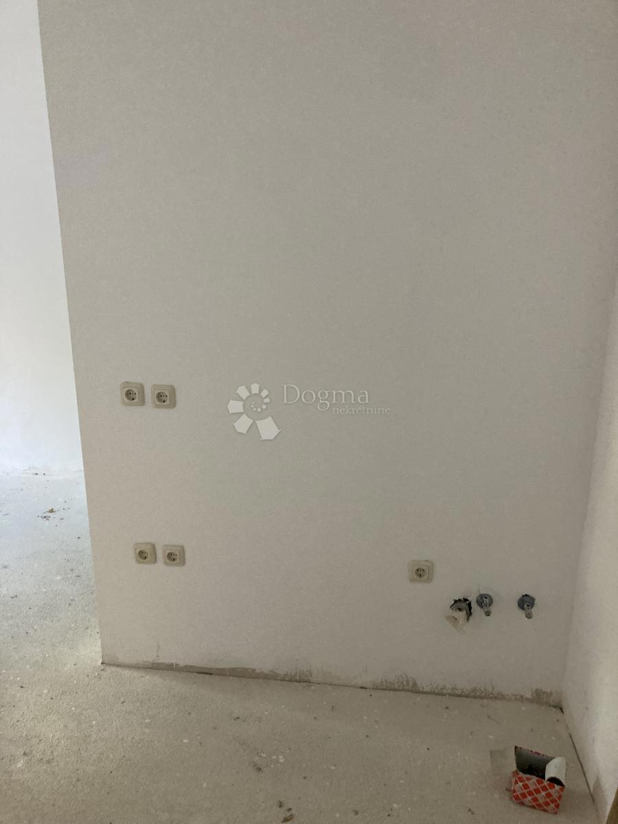 PRILOŽNOST - APARTMAJSKA HIŠA V PIROVCU, 1. VRSTA DO MORJA