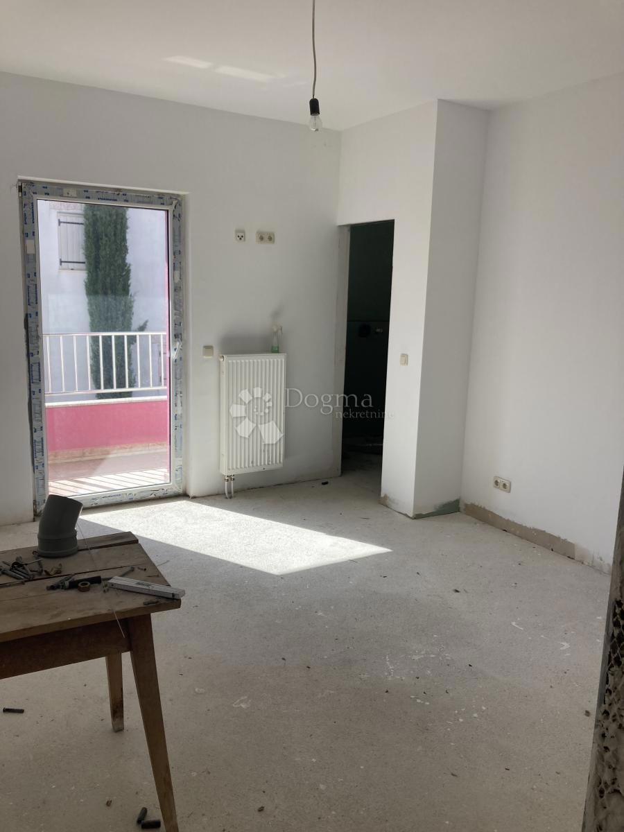 PRILOŽNOST - APARTMAJSKA HIŠA V PIROVCU, 1. VRSTA DO MORJA