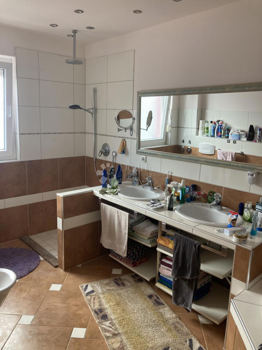 PRILOŽNOST - APARTMAJSKA HIŠA V PIROVCU, 1. VRSTA DO MORJA