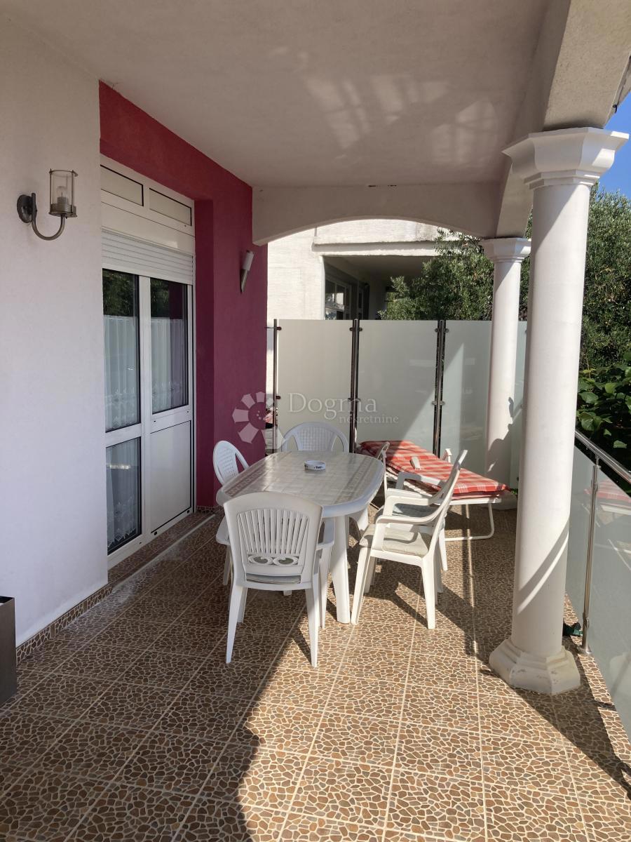 PRILOŽNOST - APARTMAJSKA HIŠA V PIROVCU, 1. VRSTA DO MORJA