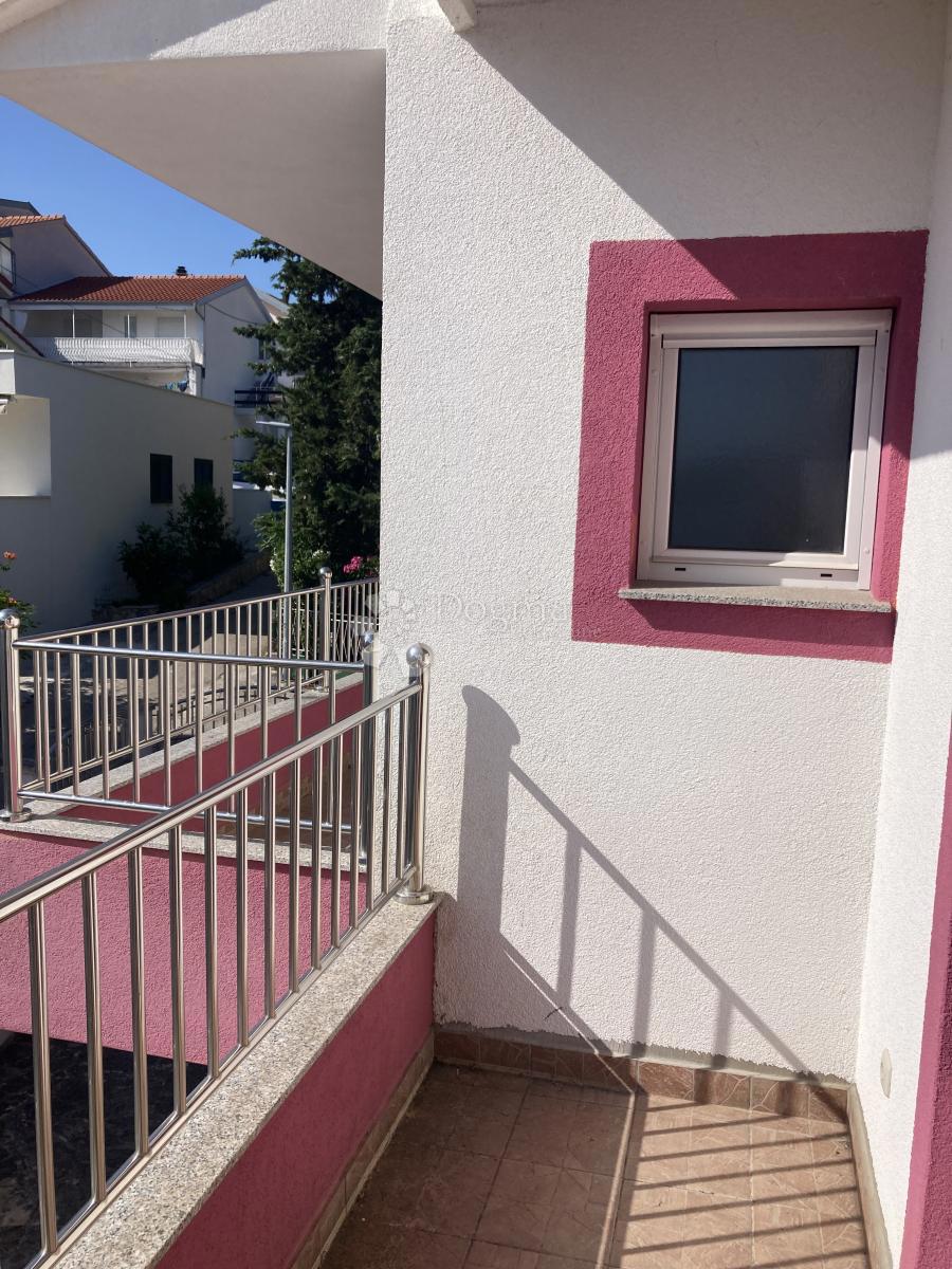 PRILOŽNOST - APARTMAJSKA HIŠA V PIROVCU, 1. VRSTA DO MORJA