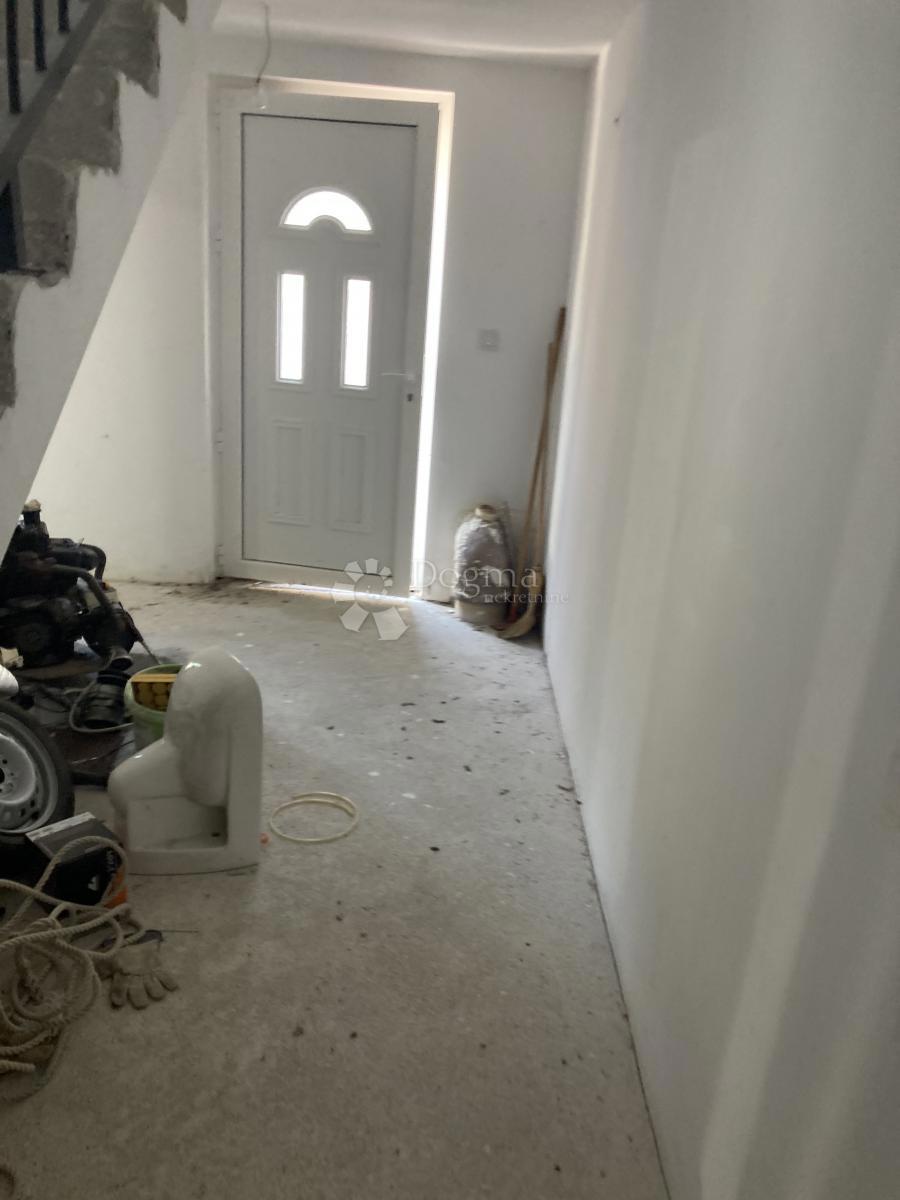 PRILOŽNOST - APARTMAJSKA HIŠA V PIROVCU, 1. VRSTA DO MORJA