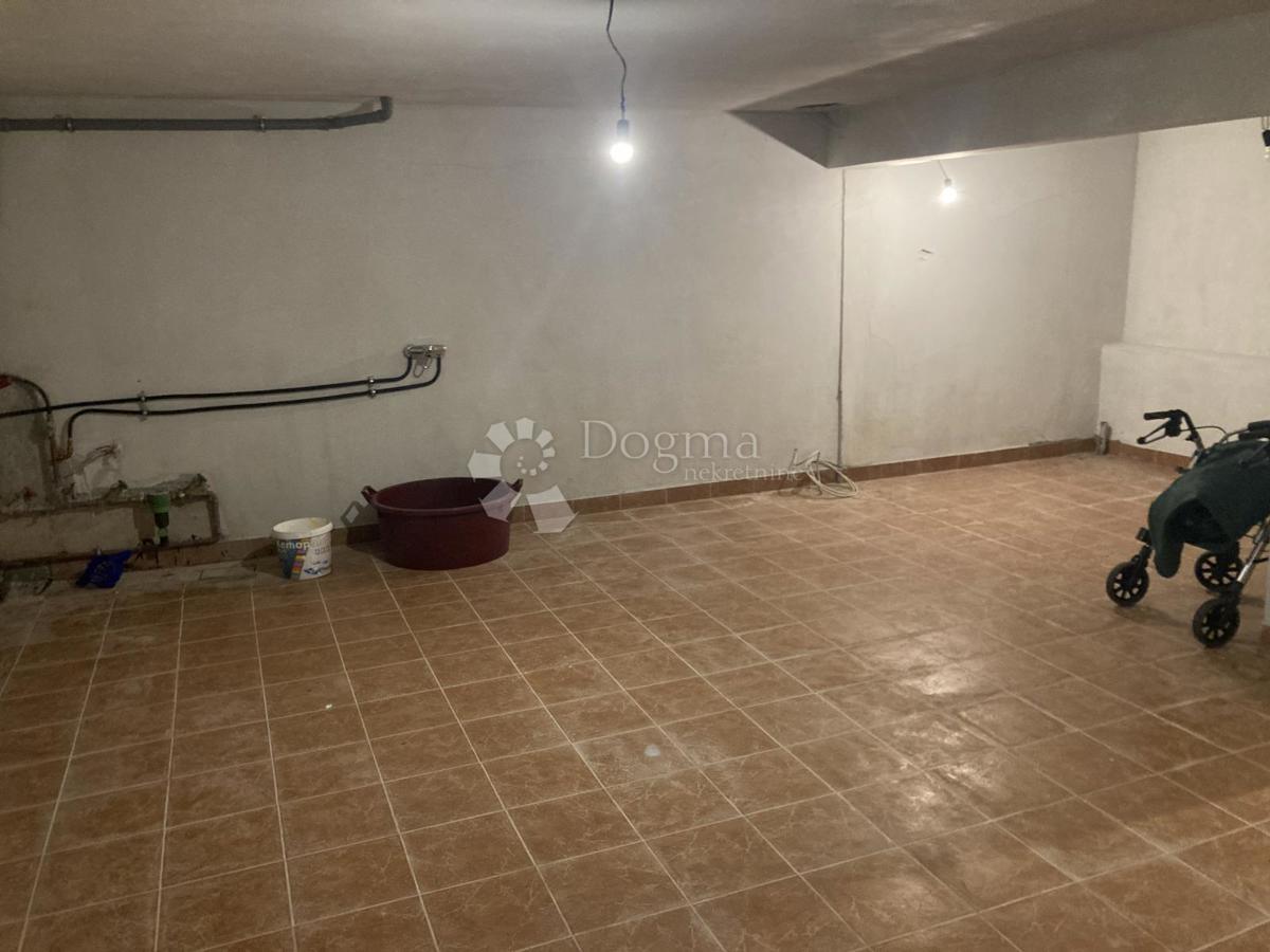 PRILOŽNOST - APARTMAJSKA HIŠA V PIROVCU, 1. VRSTA DO MORJA
