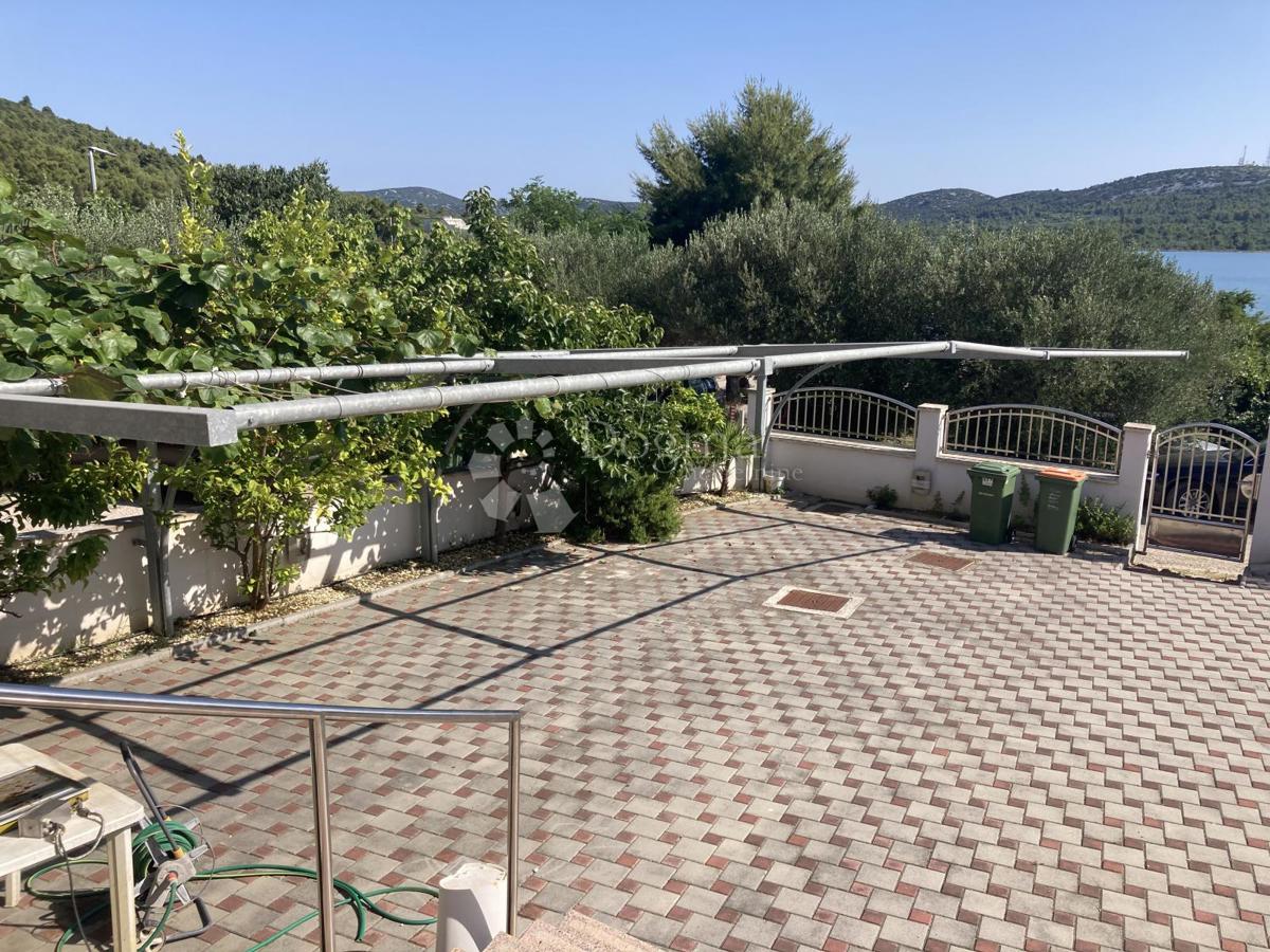 PRILOŽNOST - APARTMAJSKA HIŠA V PIROVCU, 1. VRSTA DO MORJA