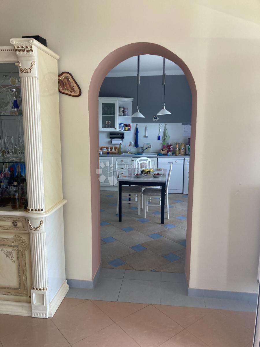 PRILOŽNOST - APARTMAJSKA HIŠA V PIROVCU, 1. VRSTA DO MORJA