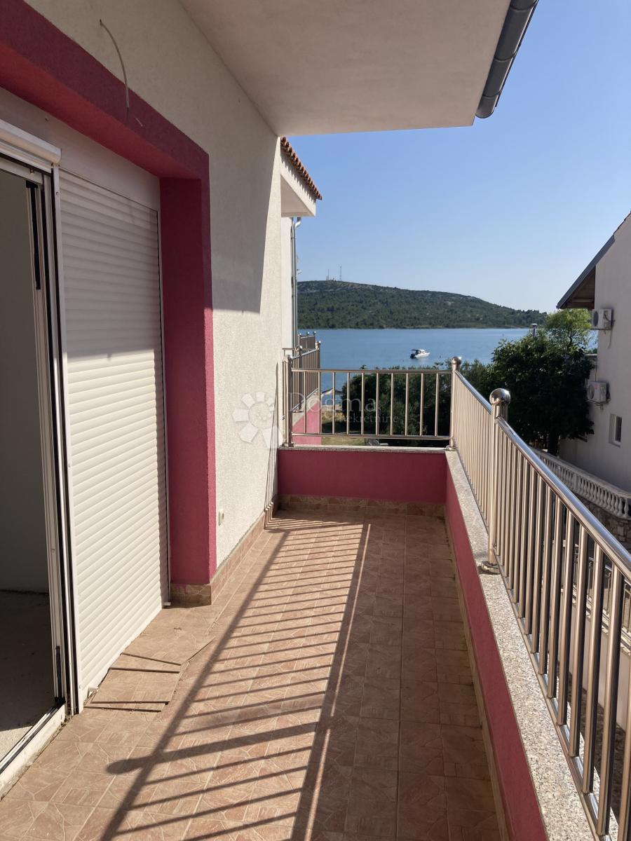 PRILOŽNOST - APARTMAJSKA HIŠA V PIROVCU, 1. VRSTA DO MORJA