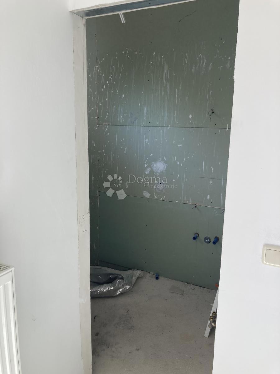 PRILOŽNOST - APARTMAJSKA HIŠA V PIROVCU, 1. VRSTA DO MORJA