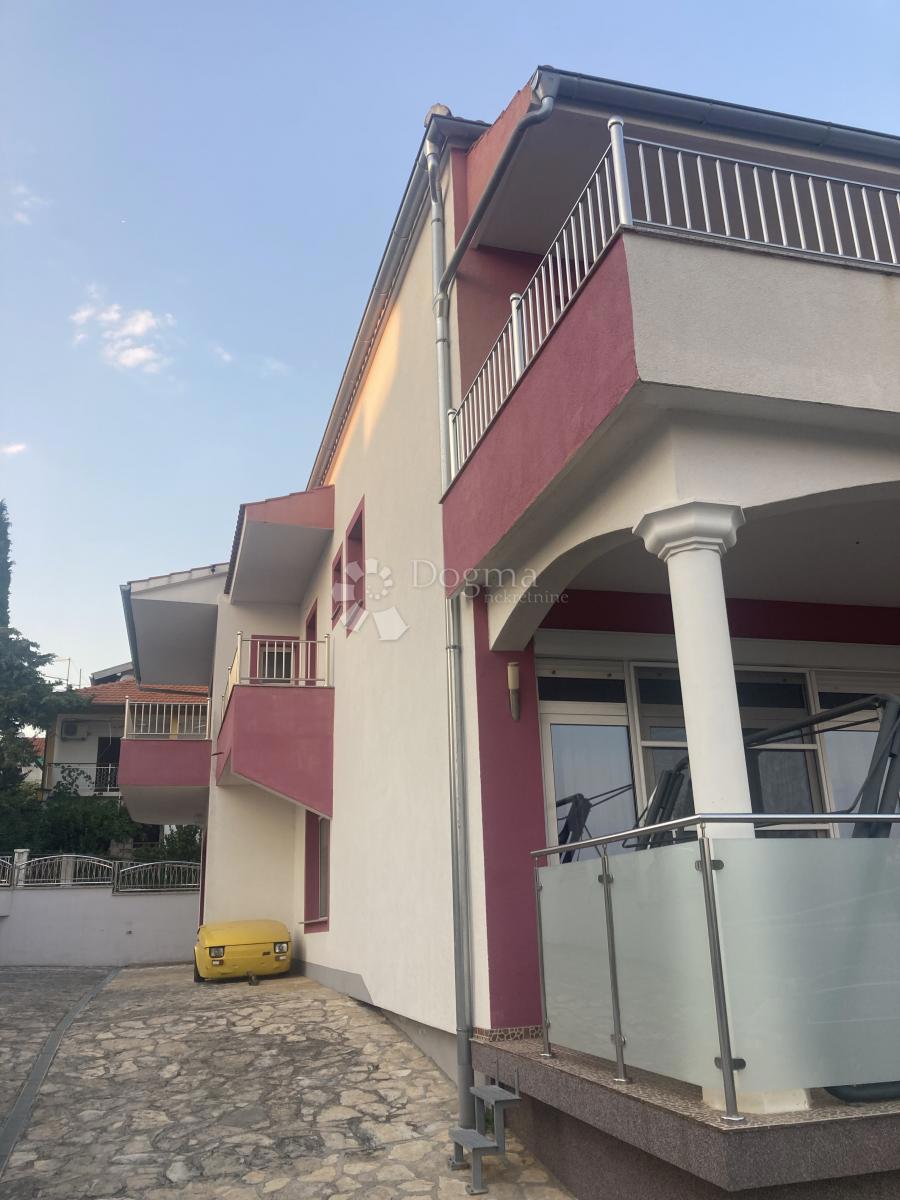 PRILOŽNOST - APARTMAJSKA HIŠA V PIROVCU, 1. VRSTA DO MORJA