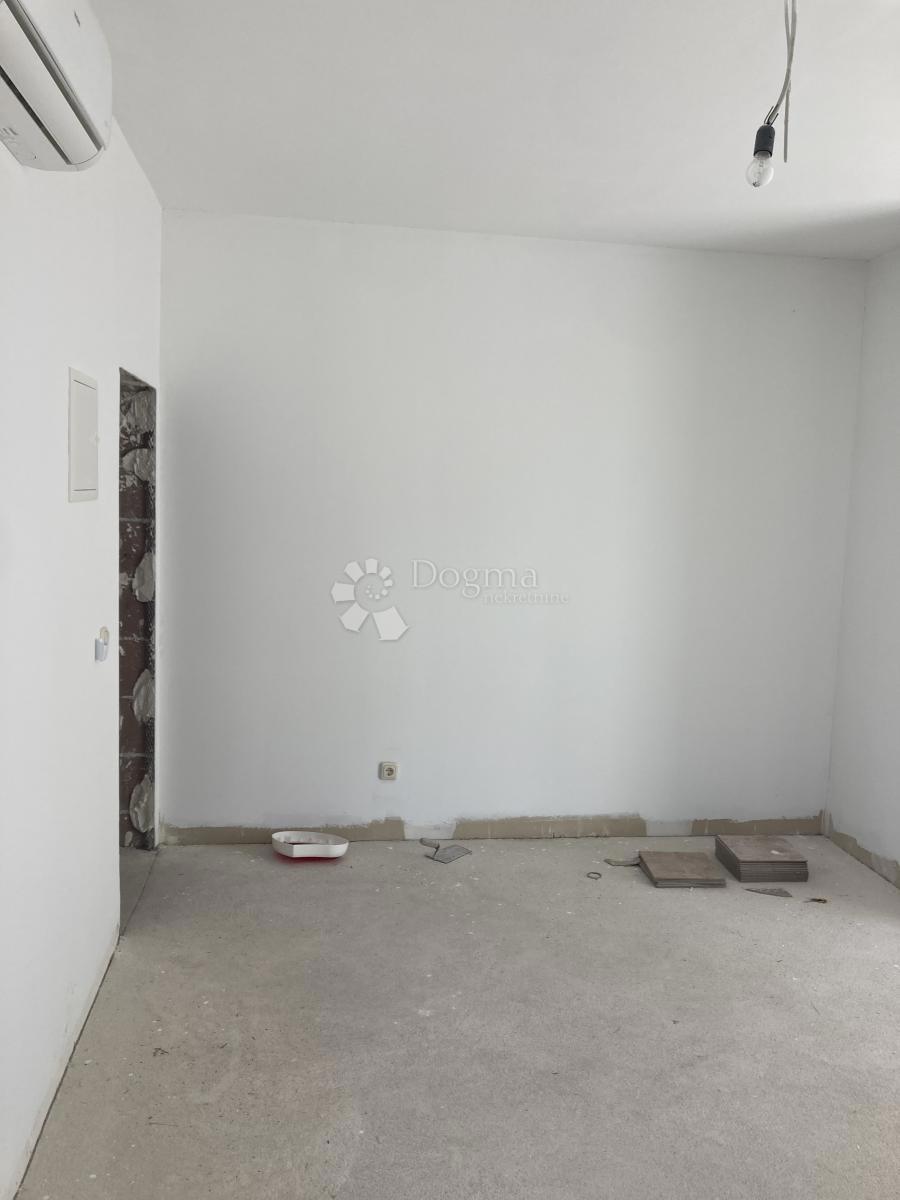 PRILOŽNOST - APARTMAJSKA HIŠA V PIROVCU, 1. VRSTA DO MORJA