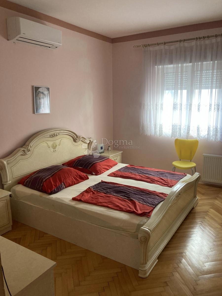 PRILOŽNOST - APARTMAJSKA HIŠA V PIROVCU, 1. VRSTA DO MORJA