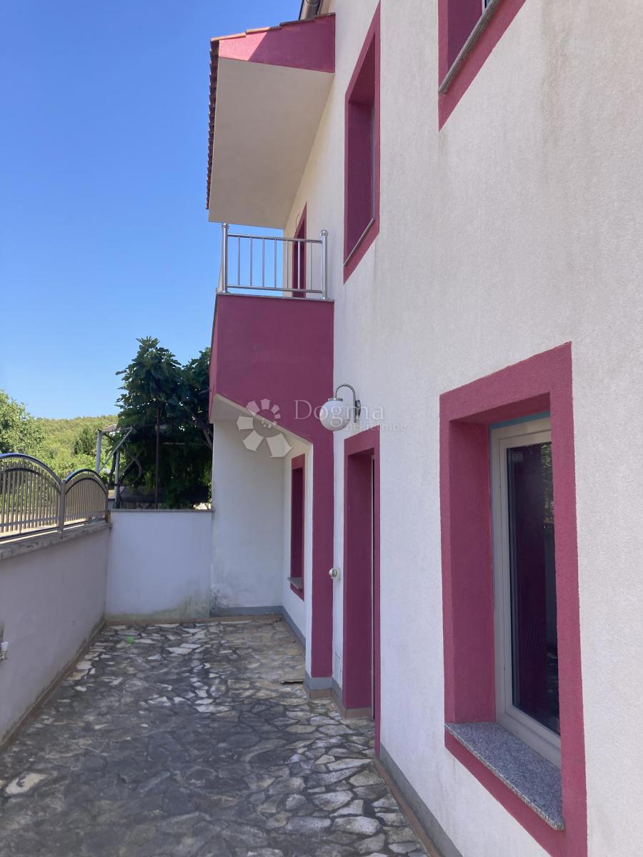 PRILOŽNOST - APARTMAJSKA HIŠA V PIROVCU, 1. VRSTA DO MORJA