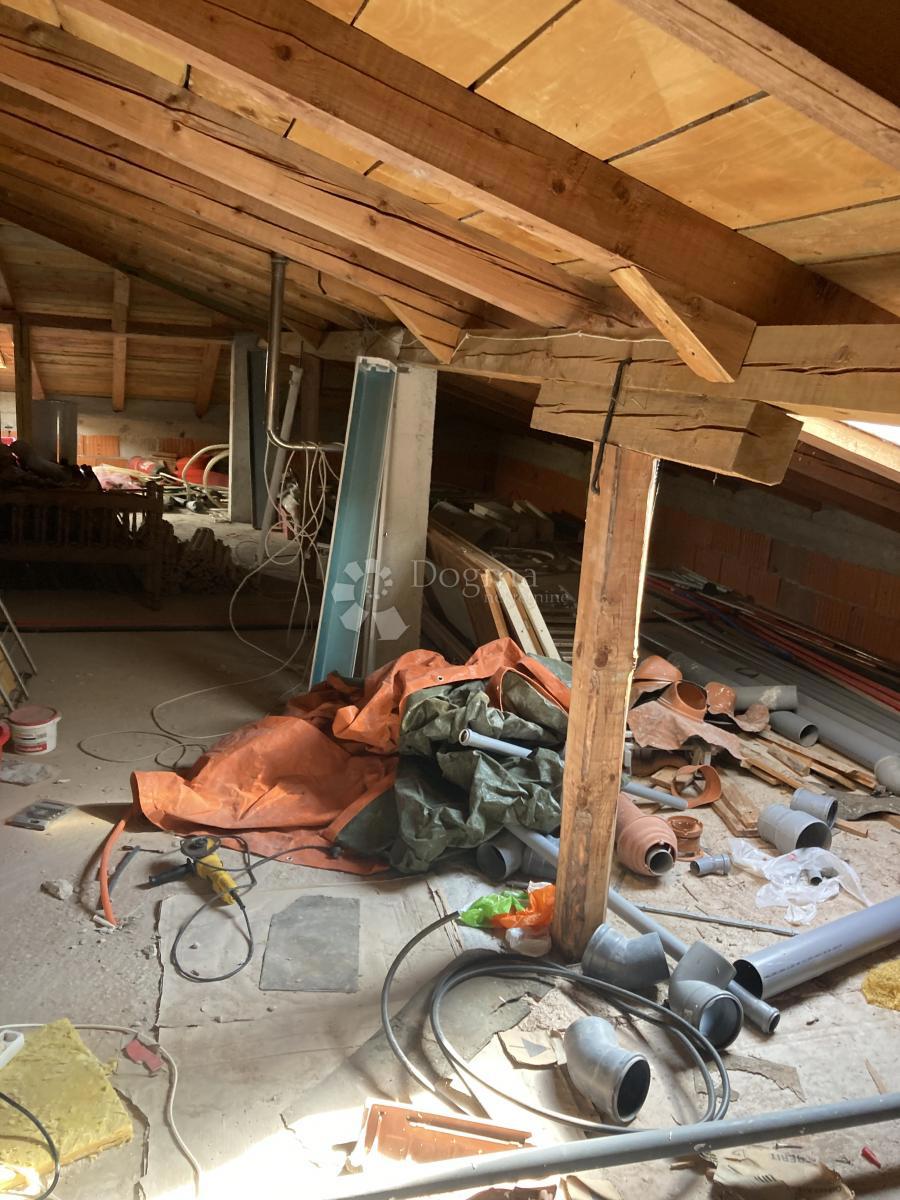 PRILOŽNOST - APARTMAJSKA HIŠA V PIROVCU, 1. VRSTA DO MORJA