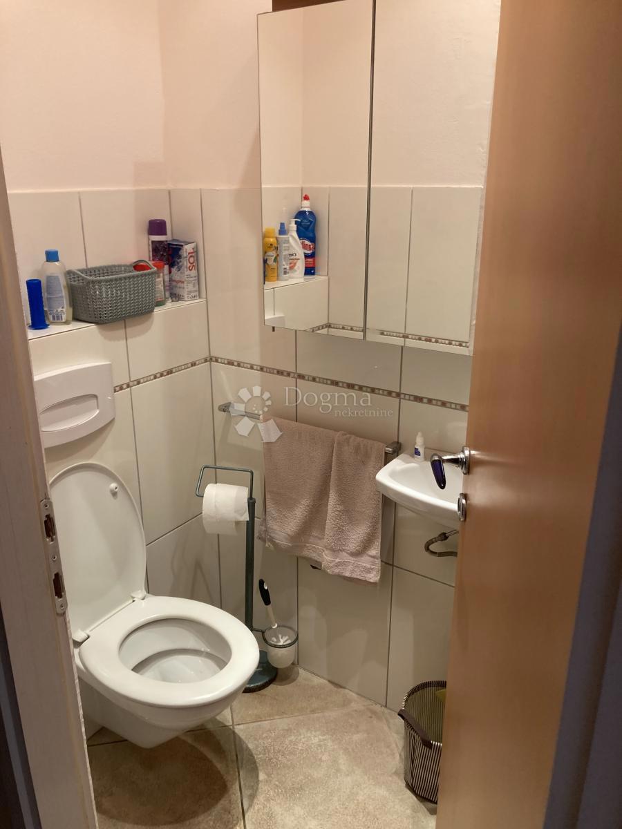 PRILOŽNOST - APARTMAJSKA HIŠA V PIROVCU, 1. VRSTA DO MORJA