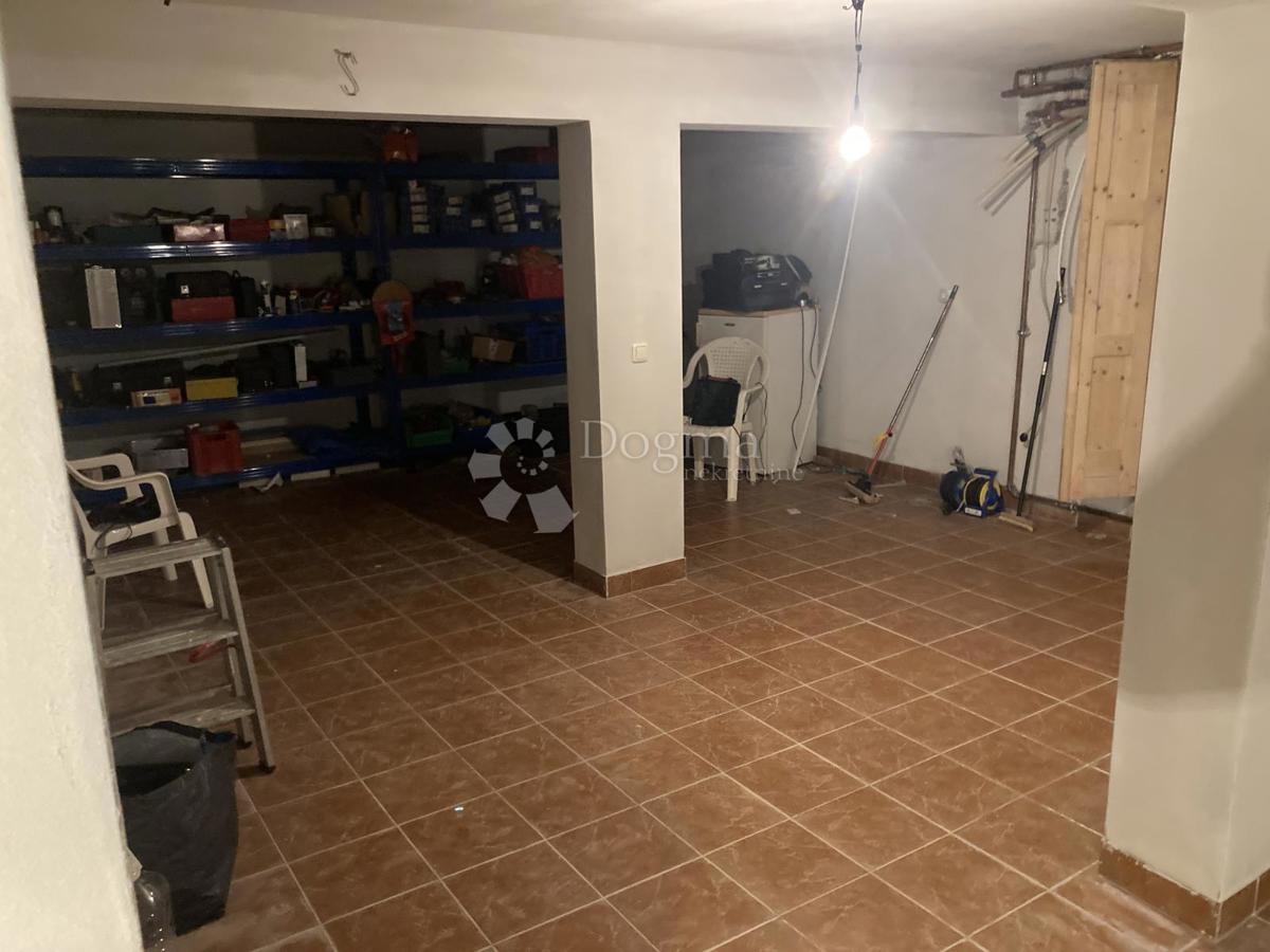 PRILOŽNOST - APARTMAJSKA HIŠA V PIROVCU, 1. VRSTA DO MORJA