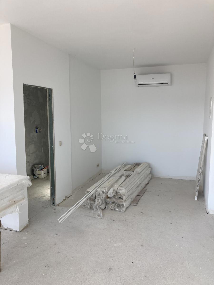 PRILOŽNOST - APARTMAJSKA HIŠA V PIROVCU, 1. VRSTA DO MORJA