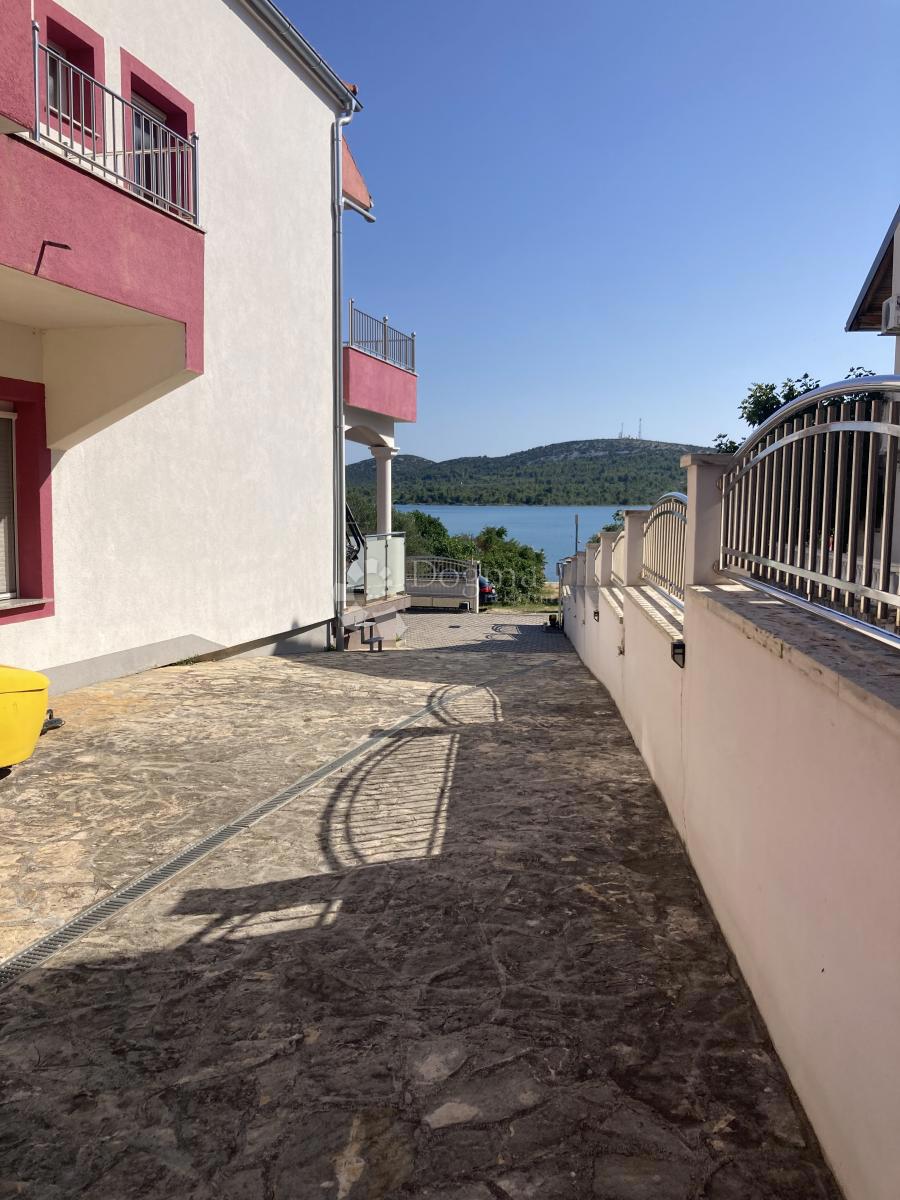 PRILOŽNOST - APARTMAJSKA HIŠA V PIROVCU, 1. VRSTA DO MORJA