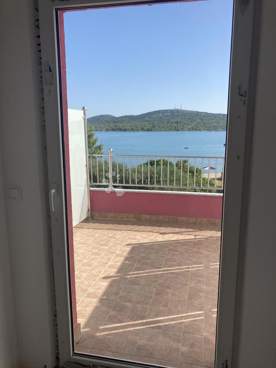 PRILOŽNOST - APARTMAJSKA HIŠA V PIROVCU, 1. VRSTA DO MORJA
