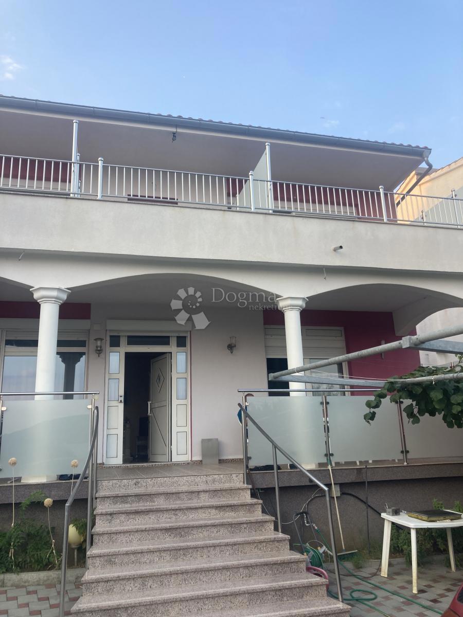 PRILOŽNOST - APARTMAJSKA HIŠA V PIROVCU, 1. VRSTA DO MORJA