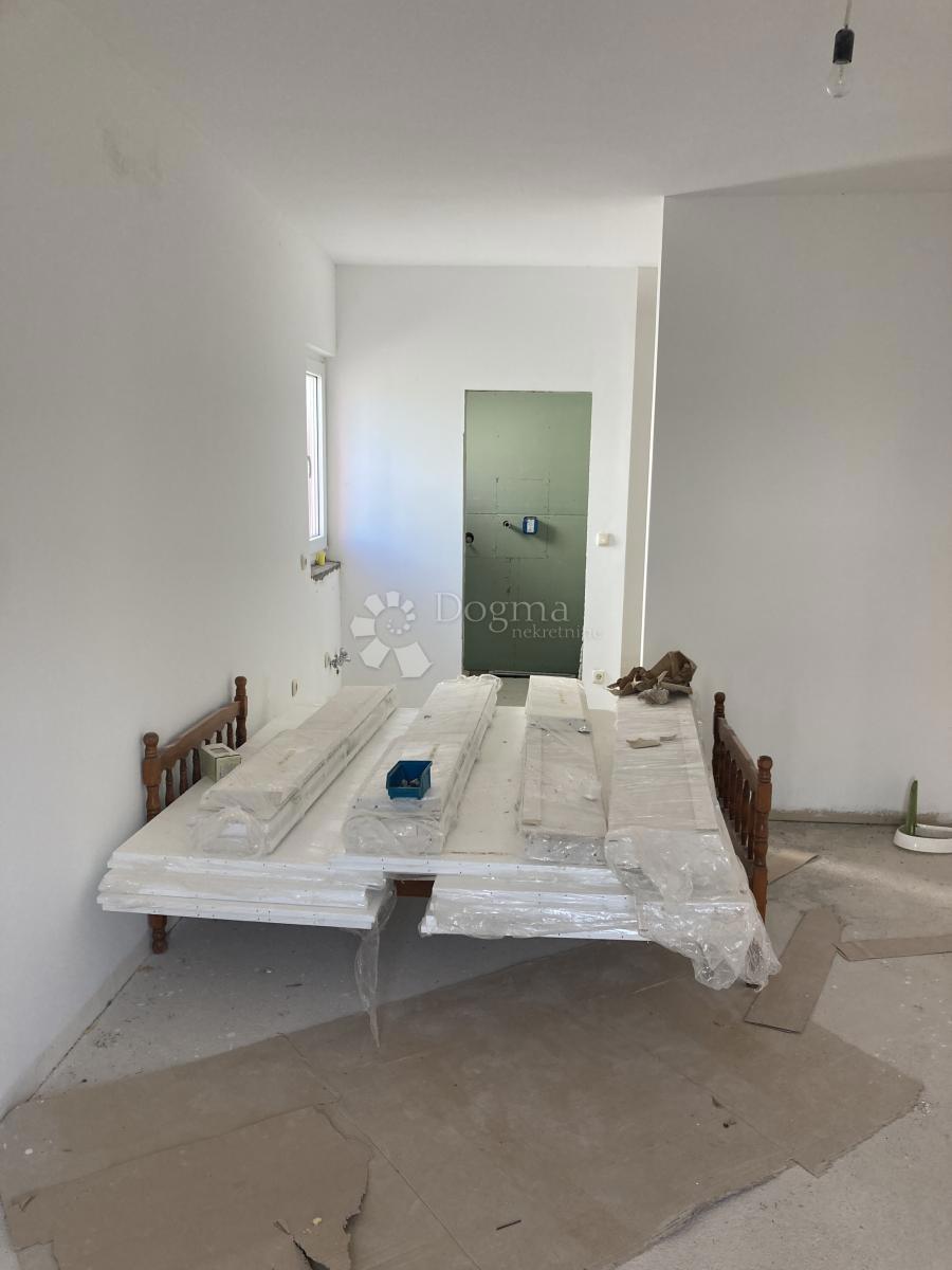 PRILOŽNOST - APARTMAJSKA HIŠA V PIROVCU, 1. VRSTA DO MORJA