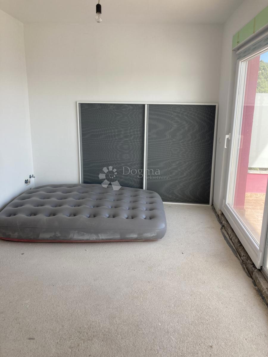 PRILOŽNOST - APARTMAJSKA HIŠA V PIROVCU, 1. VRSTA DO MORJA