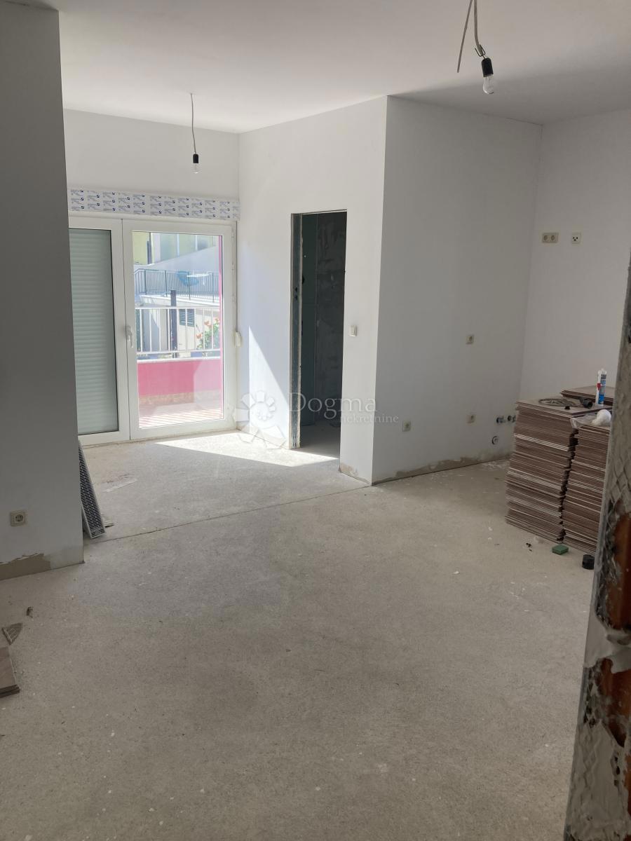 PRILOŽNOST - APARTMAJSKA HIŠA V PIROVCU, 1. VRSTA DO MORJA