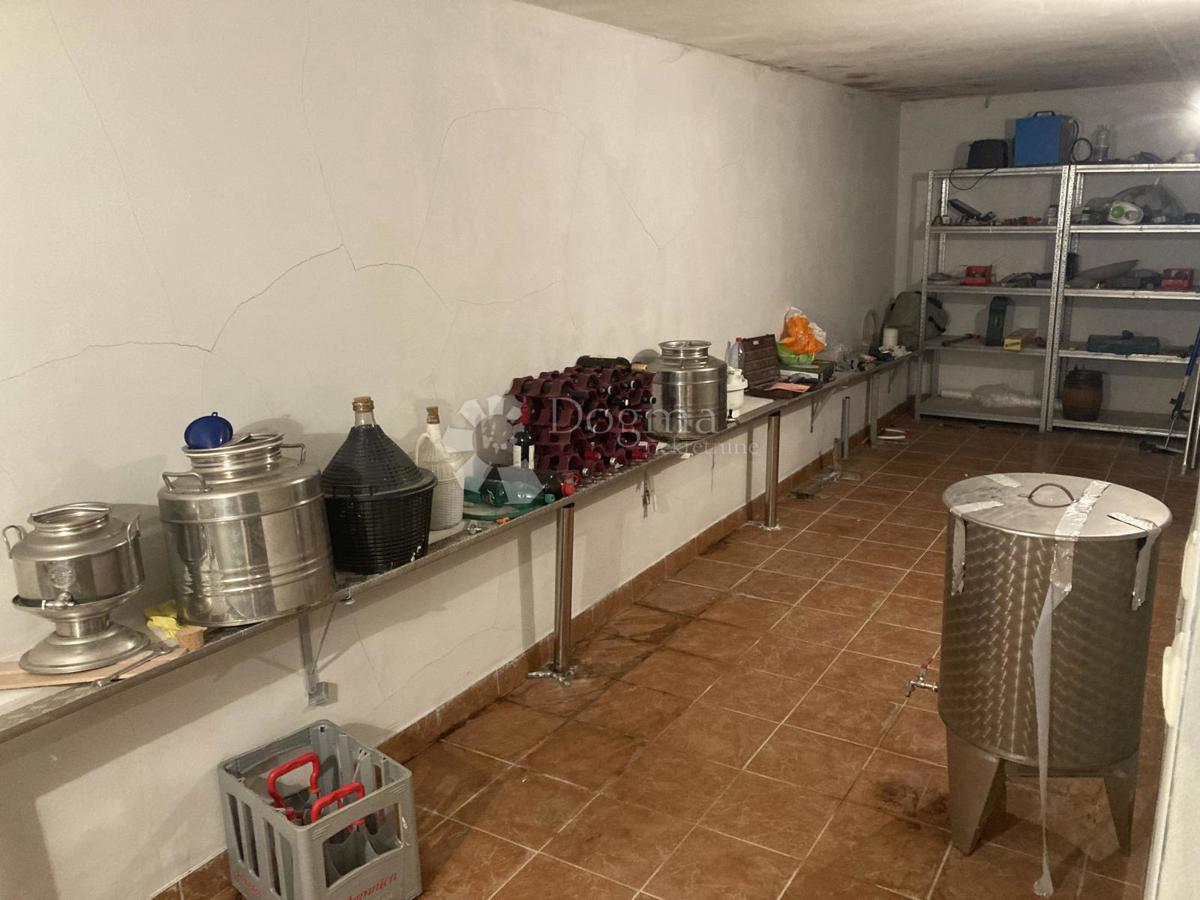 PRILOŽNOST - APARTMAJSKA HIŠA V PIROVCU, 1. VRSTA DO MORJA