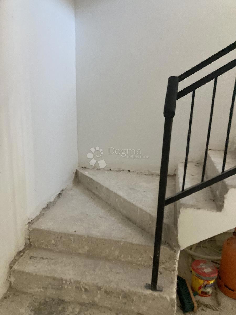 PRILOŽNOST - APARTMAJSKA HIŠA V PIROVCU, 1. VRSTA DO MORJA