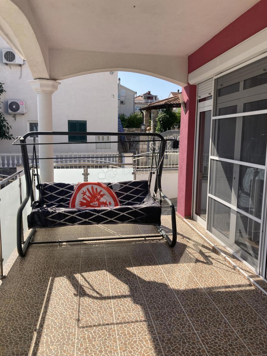 PRILOŽNOST - APARTMAJSKA HIŠA V PIROVCU, 1. VRSTA DO MORJA