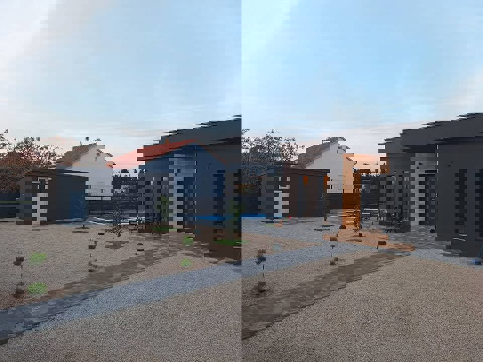 Bazen s prostornim vrtom - popolnost v apartmajih Nin