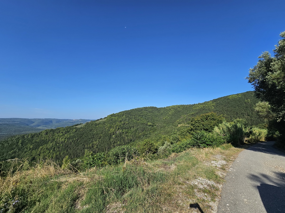 Končno gradbeno dovoljenje, zasebnost, pogled na Motovun