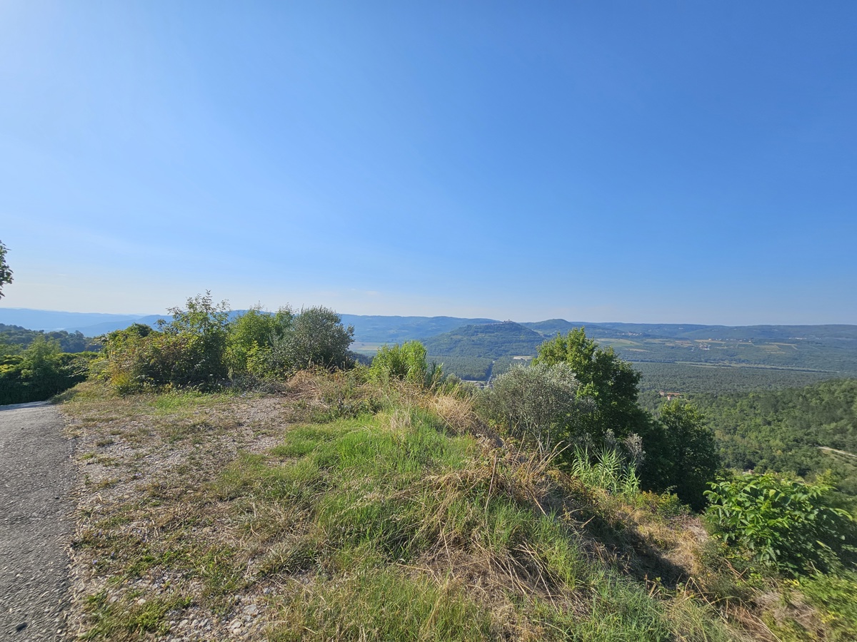 Končno gradbeno dovoljenje, zasebnost, pogled na Motovun