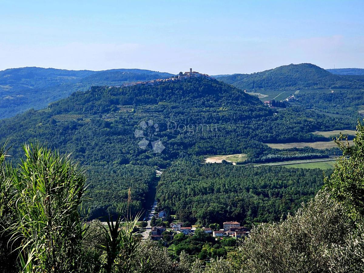 Končno gradbeno dovoljenje, zasebnost, pogled na Motovun