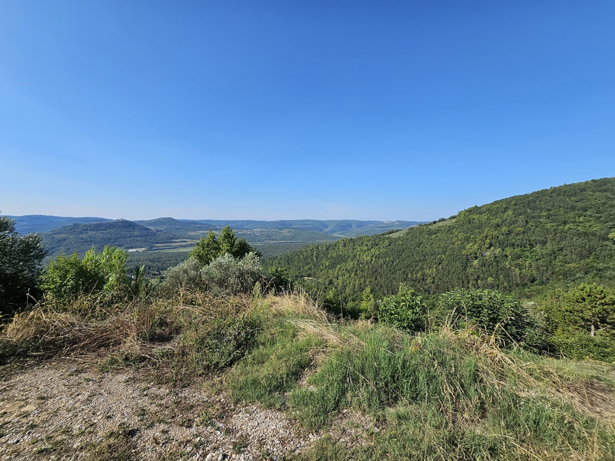 Končno gradbeno dovoljenje, zasebnost, pogled na Motovun